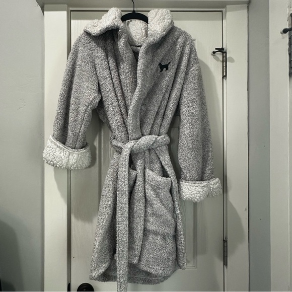 Victoria’s Secret PINK Sherpa‎ Robe M/L Gray Hooded Cozy Belted Sparkle Dog Logo - Picture 1 of 4